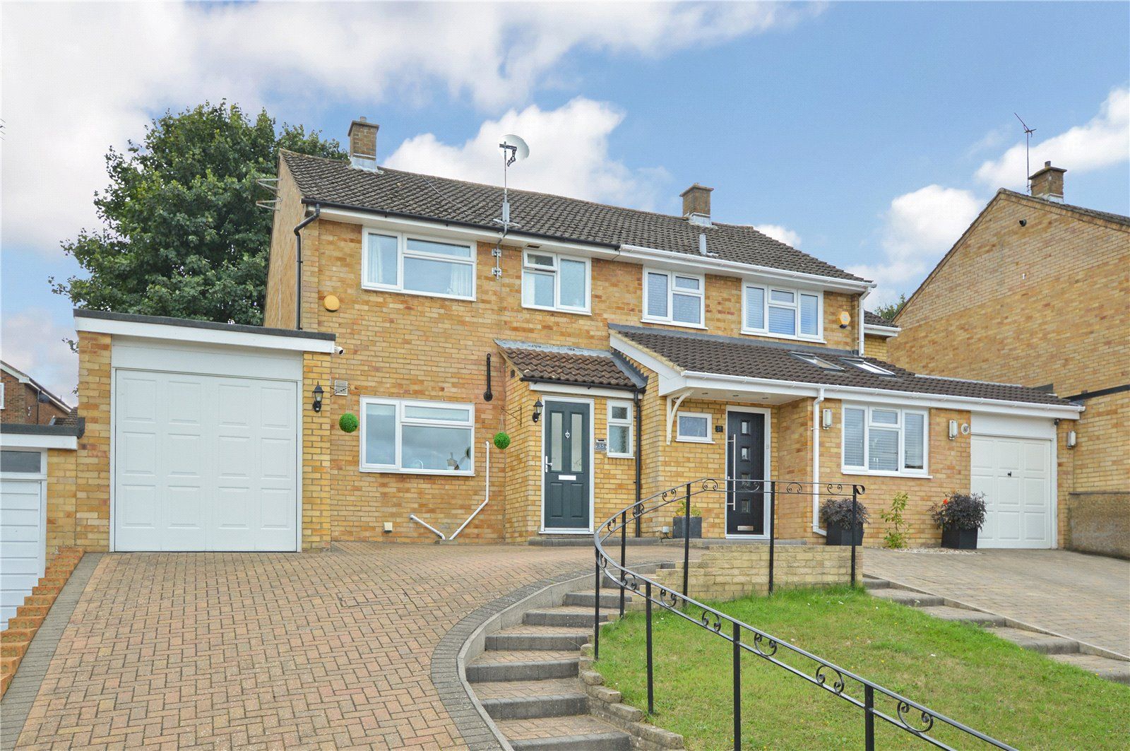 3 bed semidetached house for sale in Derwent Drive, Dunstable