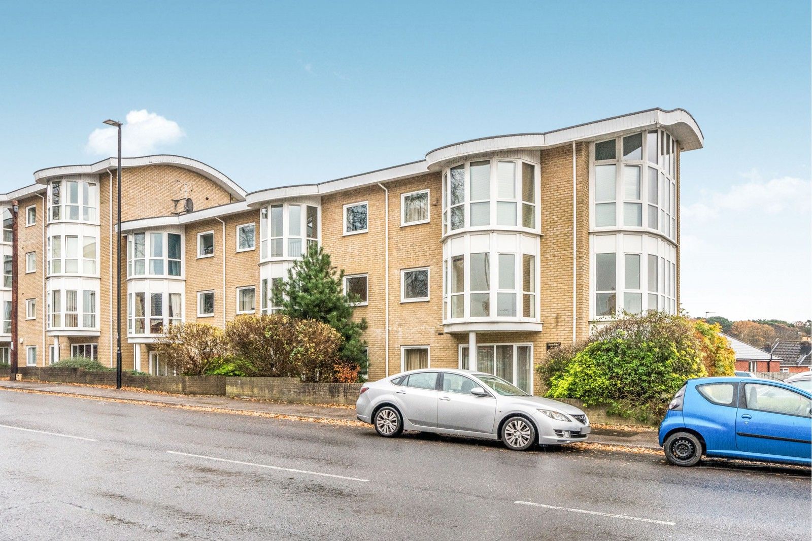 2 bed flat to rent in Surrey Point, Winchester Road, Southampton SO16
