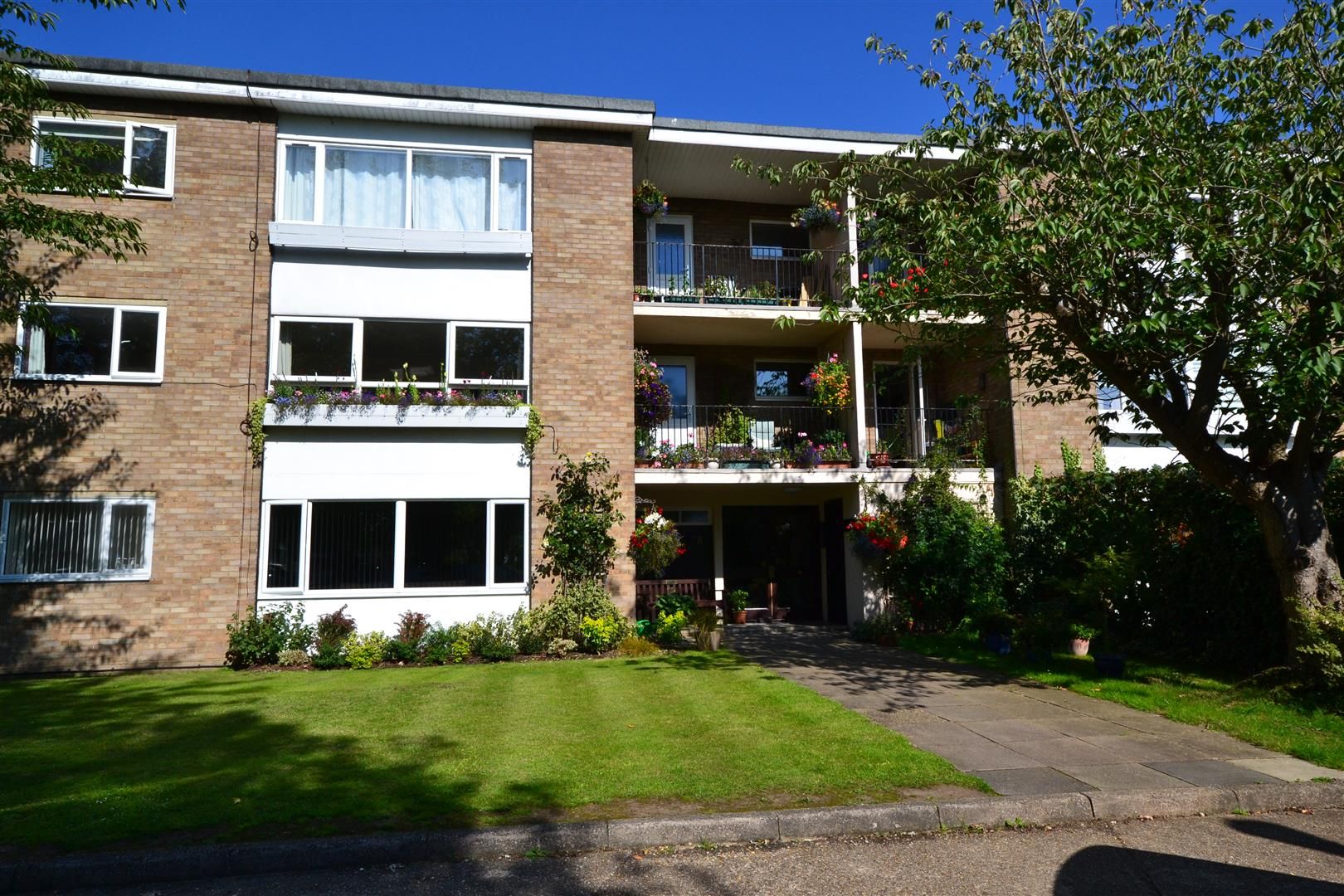 2 bed flat to rent in 76 Sycamore Road, Croxley Green, Rickmansworth