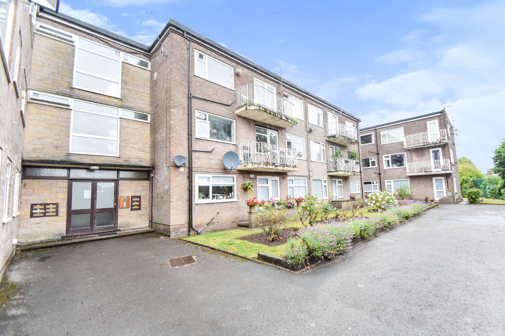 2 bed flat for sale in Dovehouse Close, Whitefield M45 Zoopla