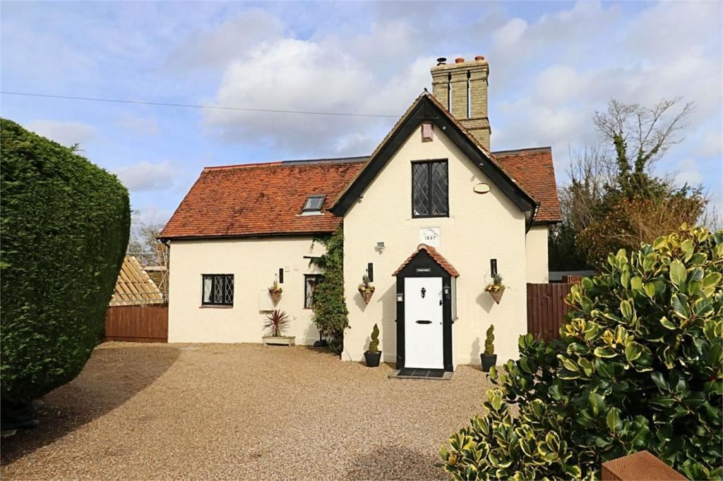 3 bed detached house for sale in High Wych Road, High Wych