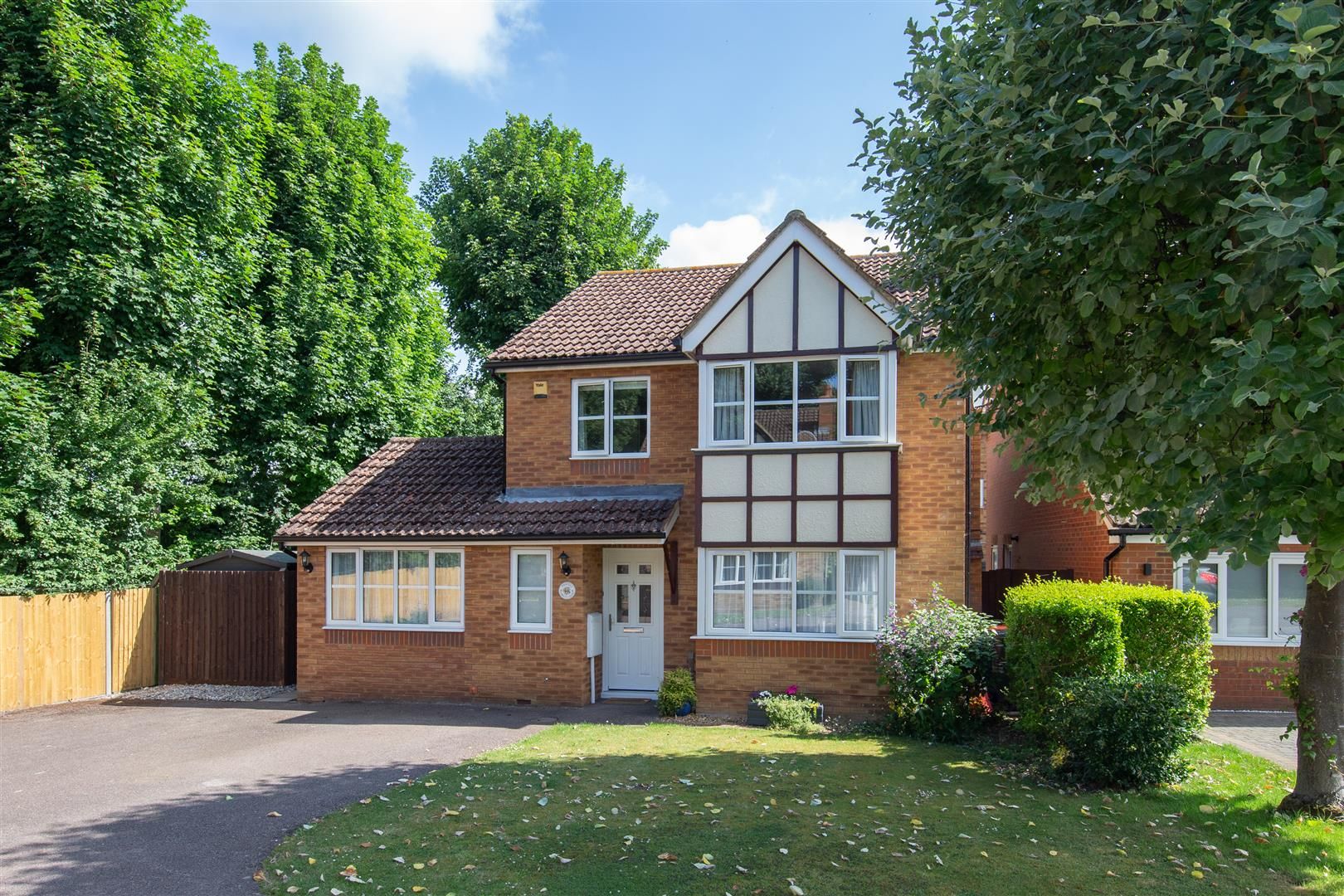 4 bed detached house for sale in Tibbett Close, Dunstable, Bedfordshire