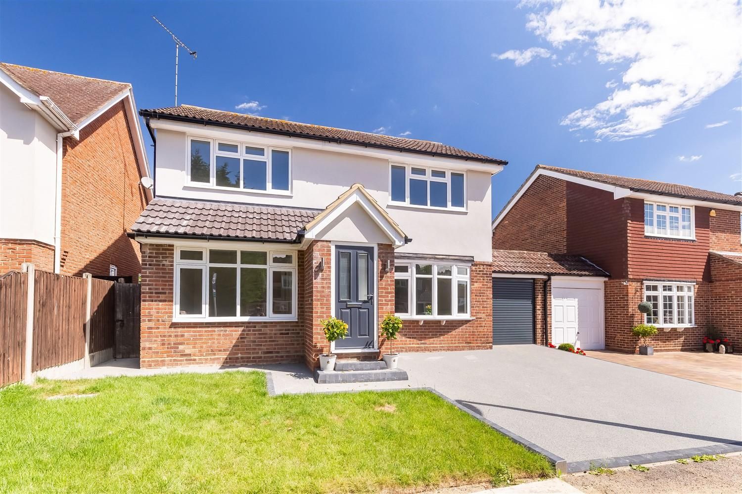 4 bed detached house for sale in Appletree Crescent, Doddinghurst