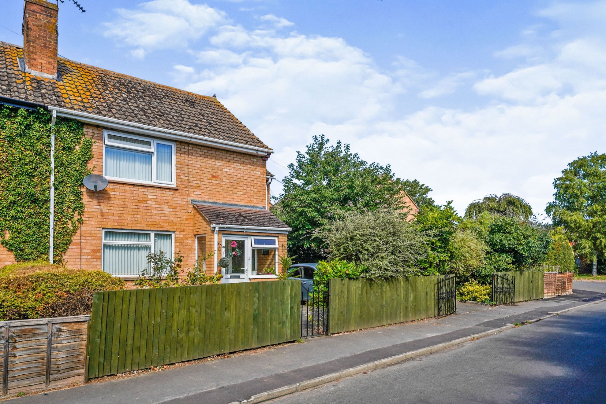 3 bed end terrace house for sale in Ridsdale Close, Salford Priors