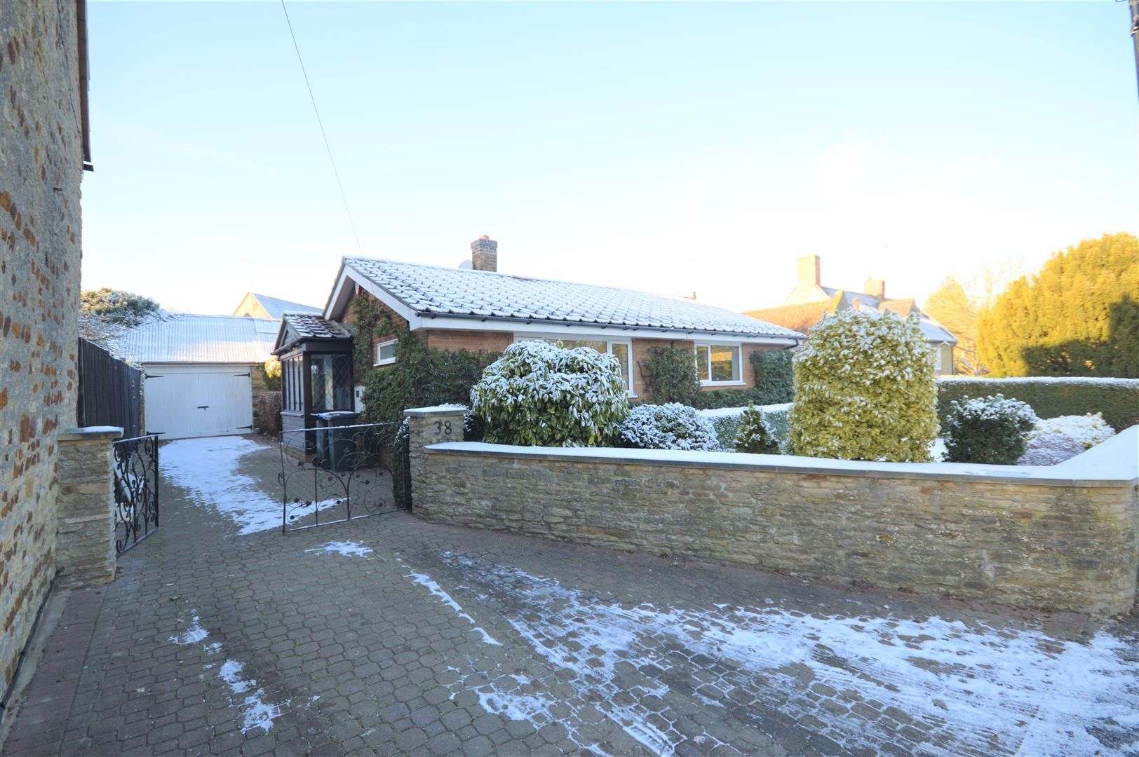 2 bed detached bungalow to rent in High Street, Great Houghton