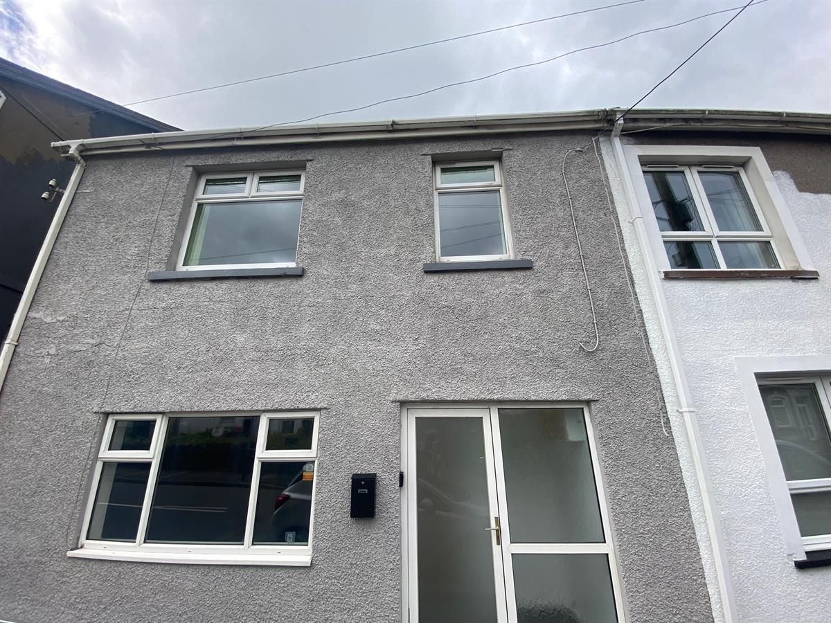 4 bed terraced house to rent in Park Street, Lower Brynamman, Ammanford
