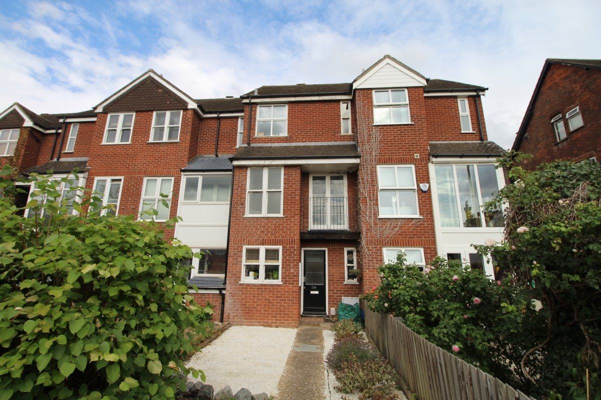 3 bed terraced house to rent in Shakespeare Road, Bedford, Bedfordshire