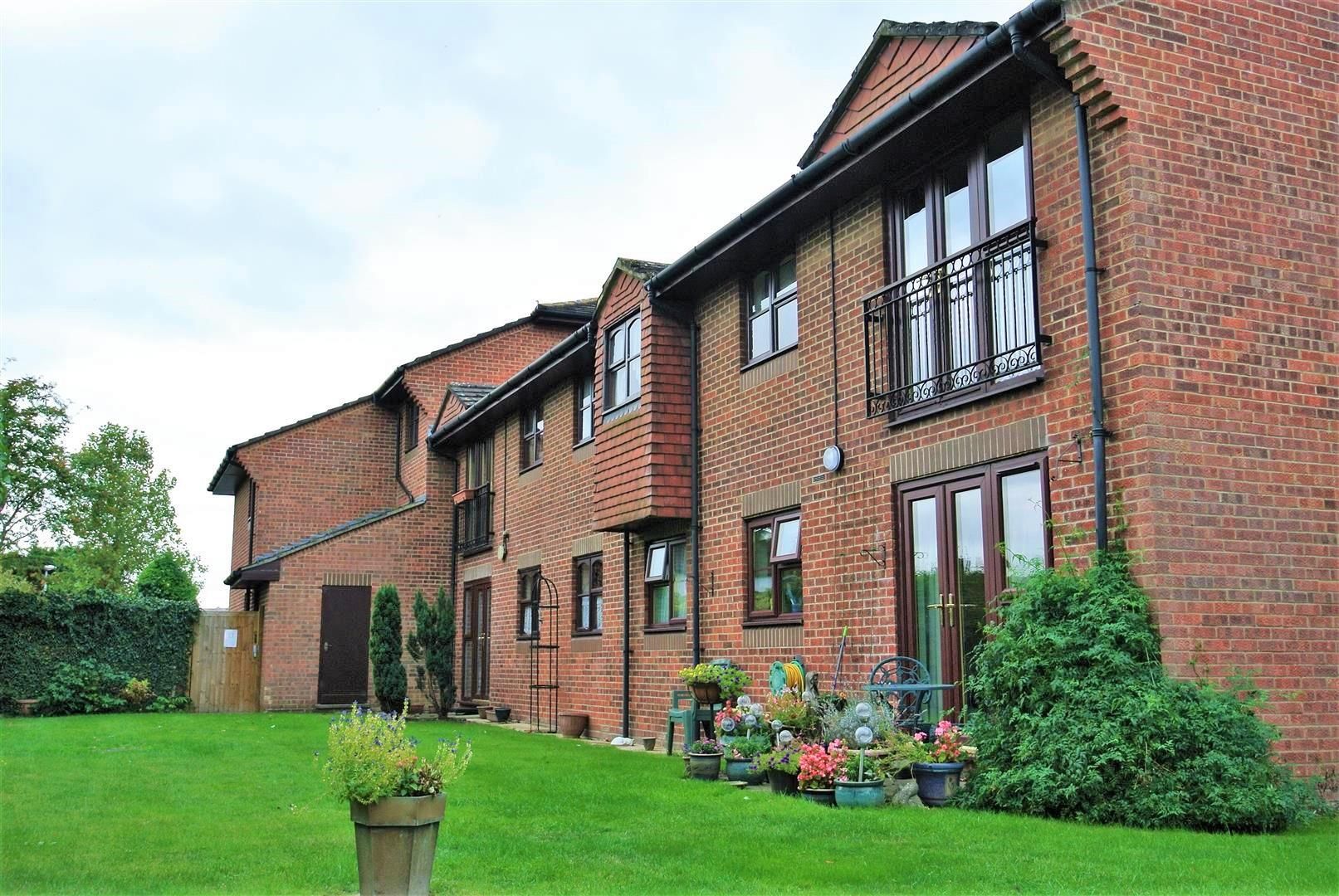 1 bed flat for sale in St. Road, Addlestone KT15 Zoopla