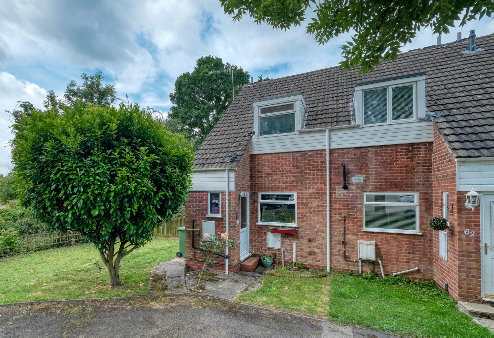 2 bed end terrace house for sale in Oldbury Close, Church Hill North