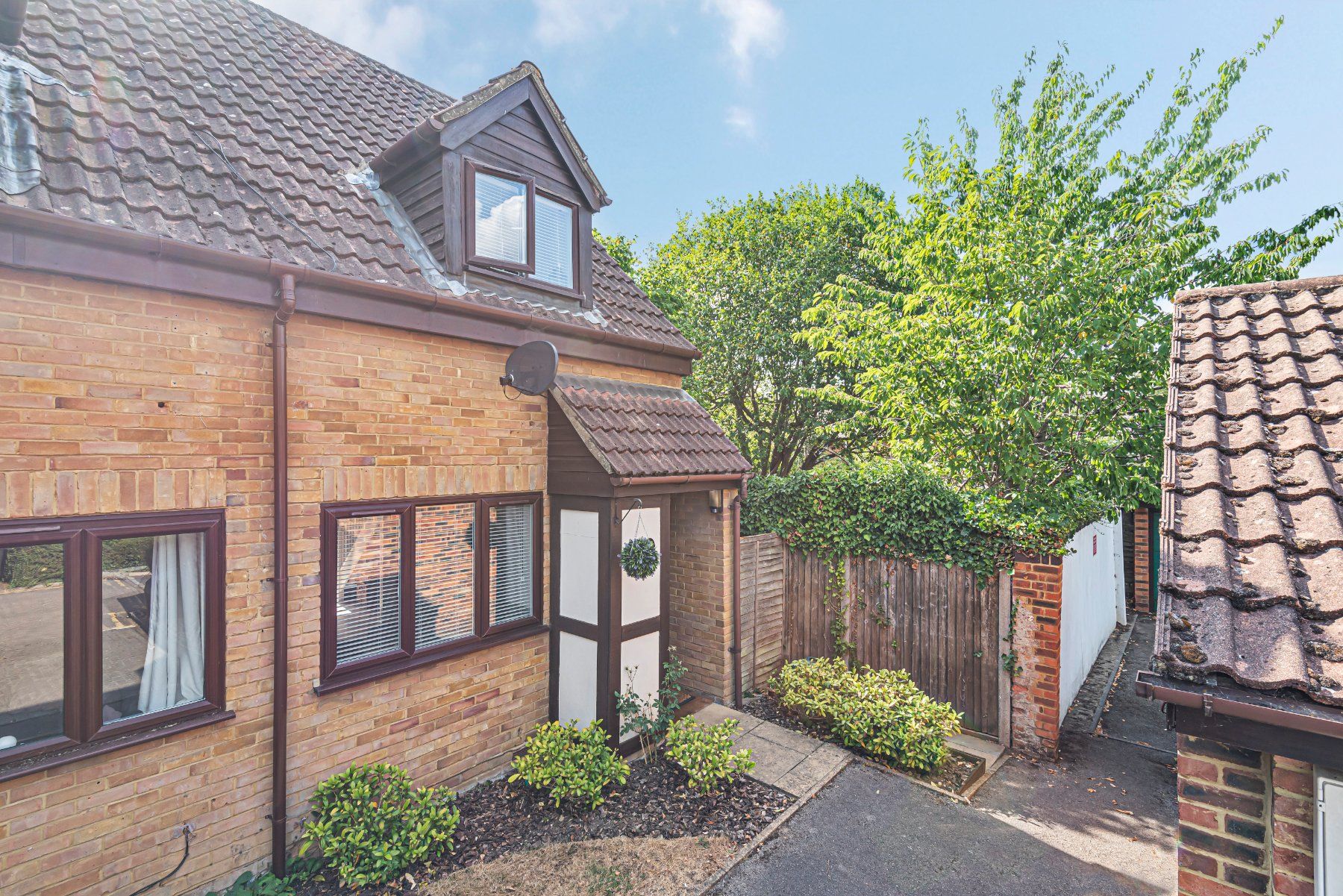 2 bed end terrace house for sale in Briar Walk, West Byfleet KT14 Zoopla