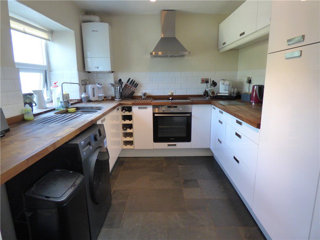 2 bed terraced house to rent in South Street, Crewkerne, Somerset TA18
