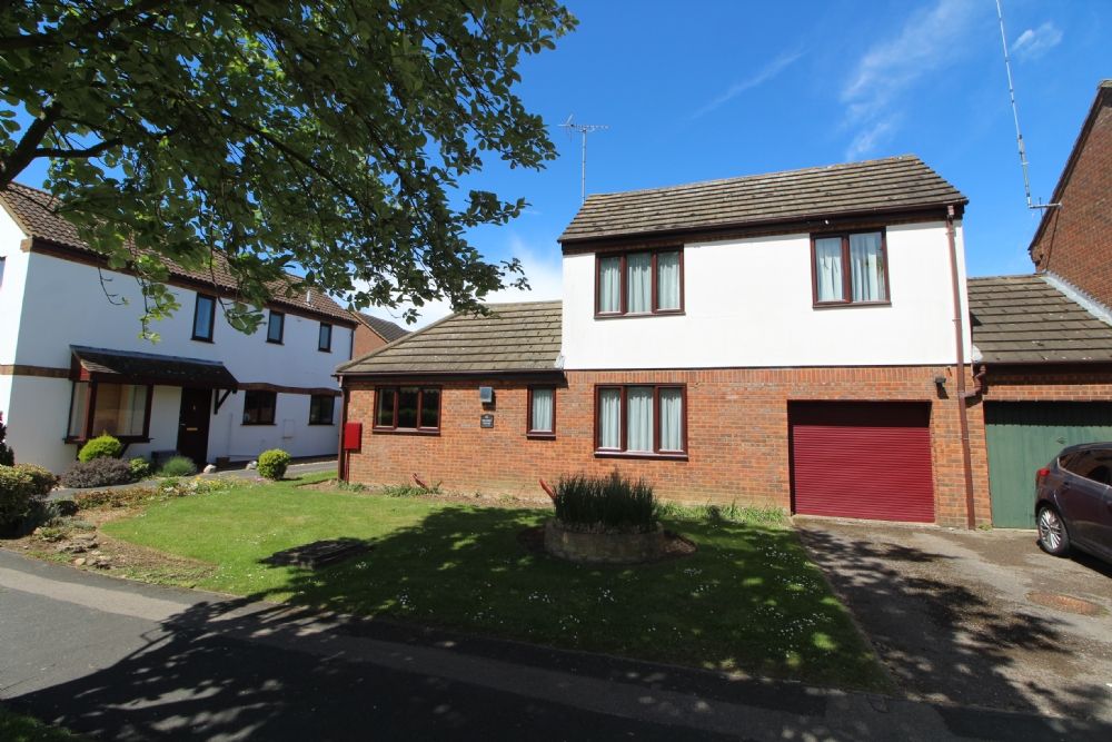 3 bed linkdetached house for sale in Broadway Avenue, Giffard Park