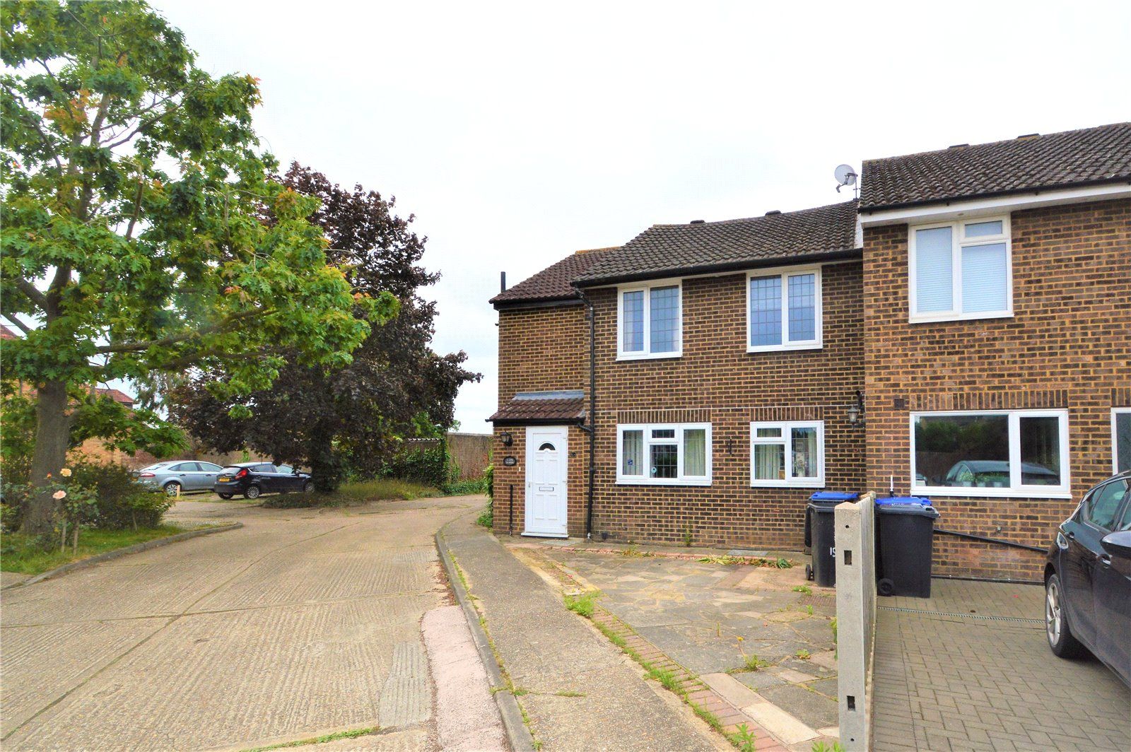 4 bed end terrace house for sale in Leas Drive, Iver, Buckinghamshire