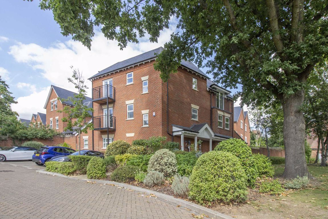 5 bed property to rent in Henry Darlot Drive, Inglis Barracks, London