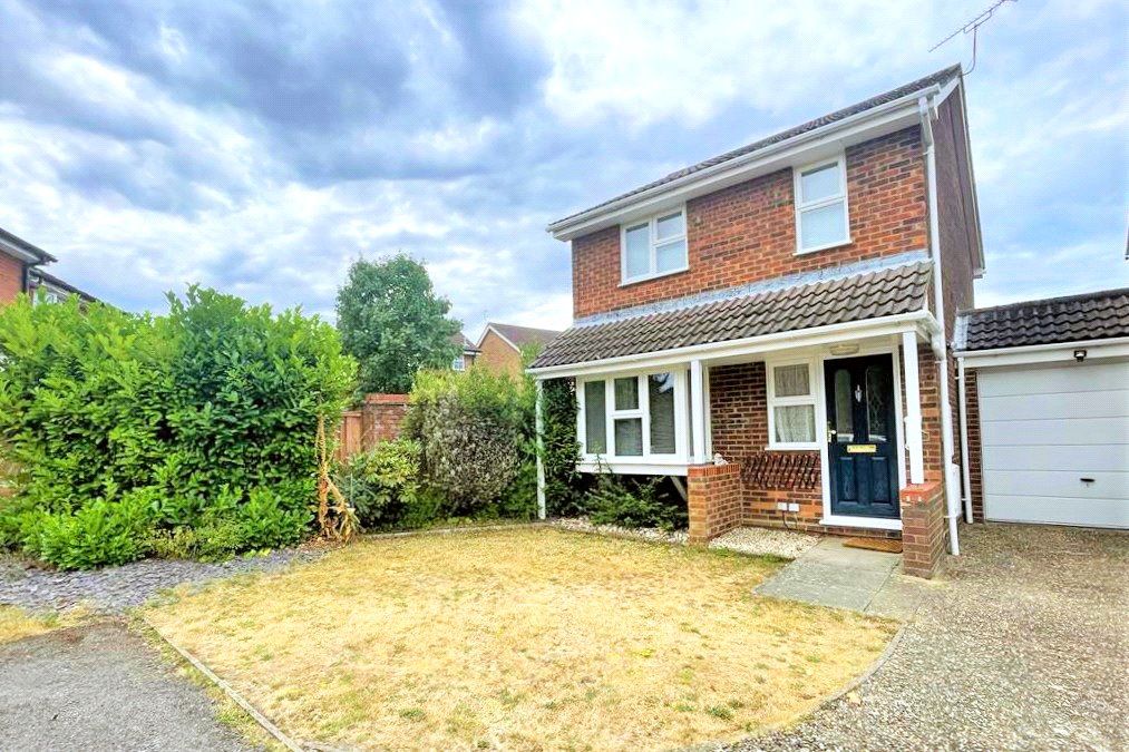 3 bed linkdetached house for sale in Caernarvon, Frimley, Surrey GU16