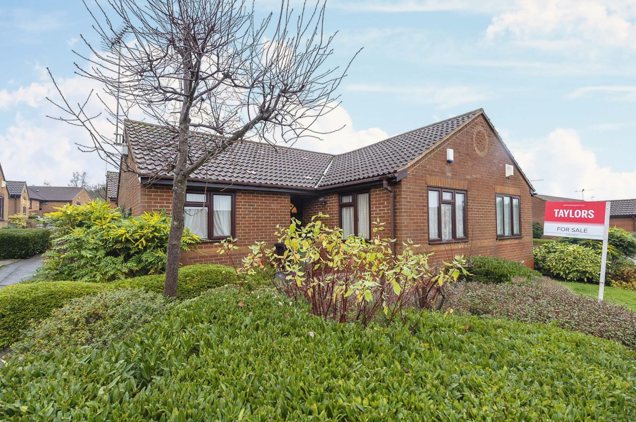 2 bed bungalow for sale in Edgcott Close, Luton, Bedfordshire LU3 Zoopla