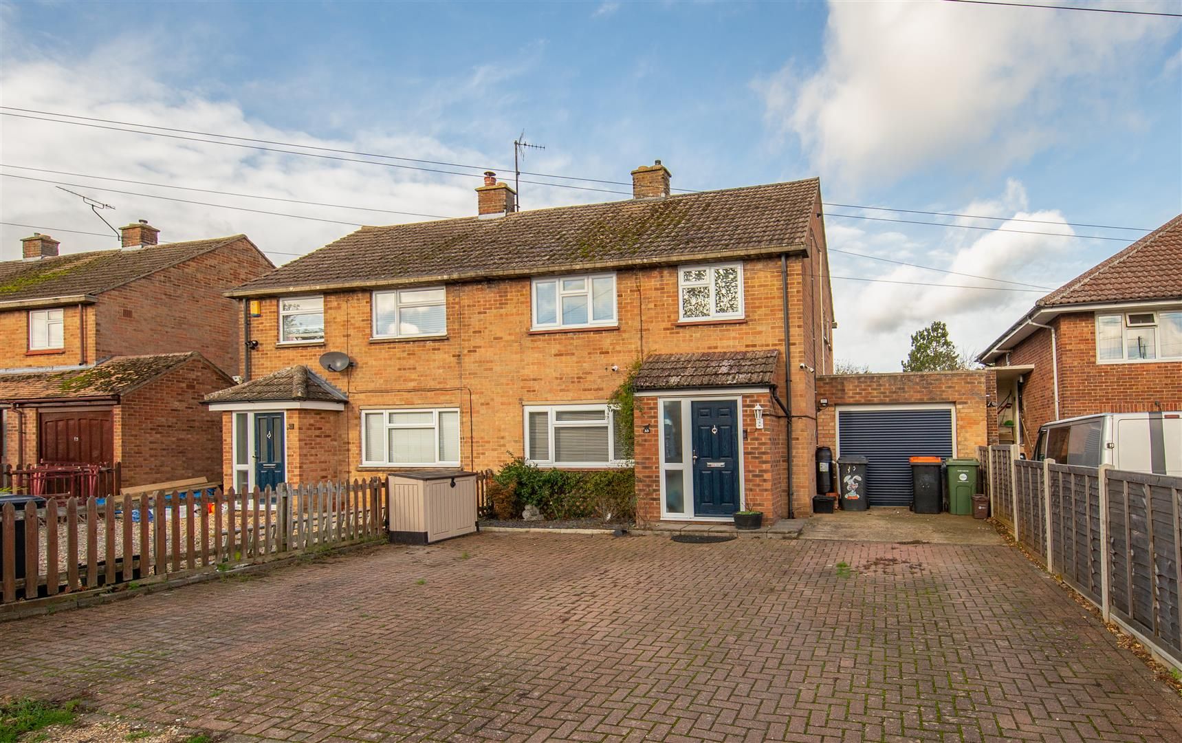 3 bed semidetached house for sale in Bush Close, Toddington, Dunstable