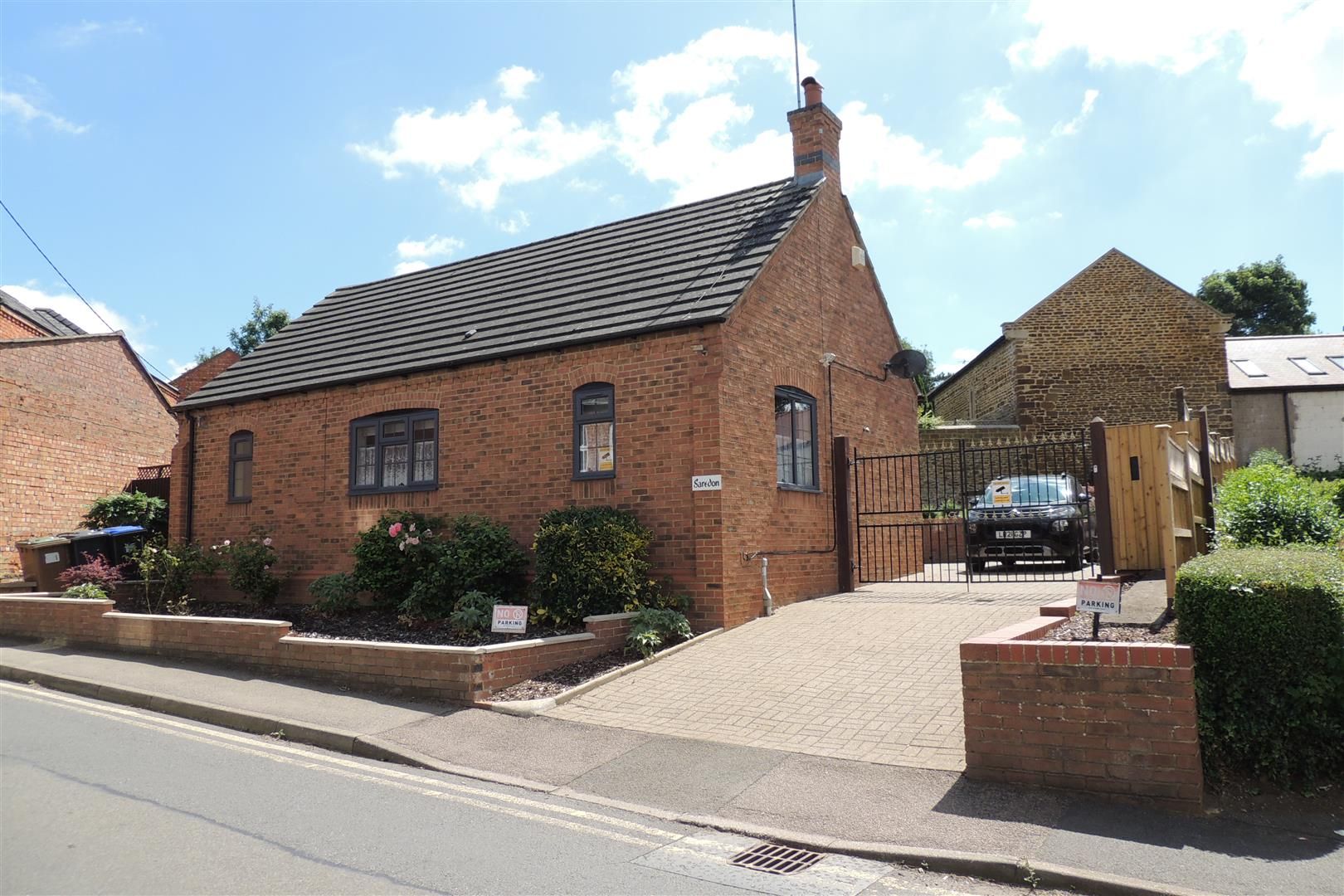 4 bed property for sale in Station Road, Woodford Halse, Daventry NN11
