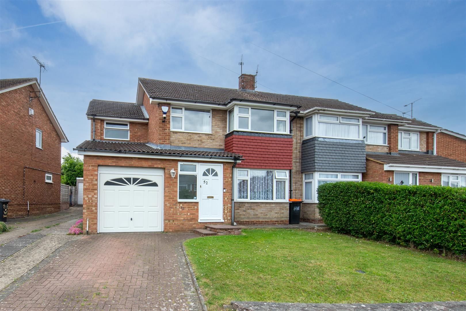 4 bed semidetached house for sale in Lockington Crescent, Dunstable