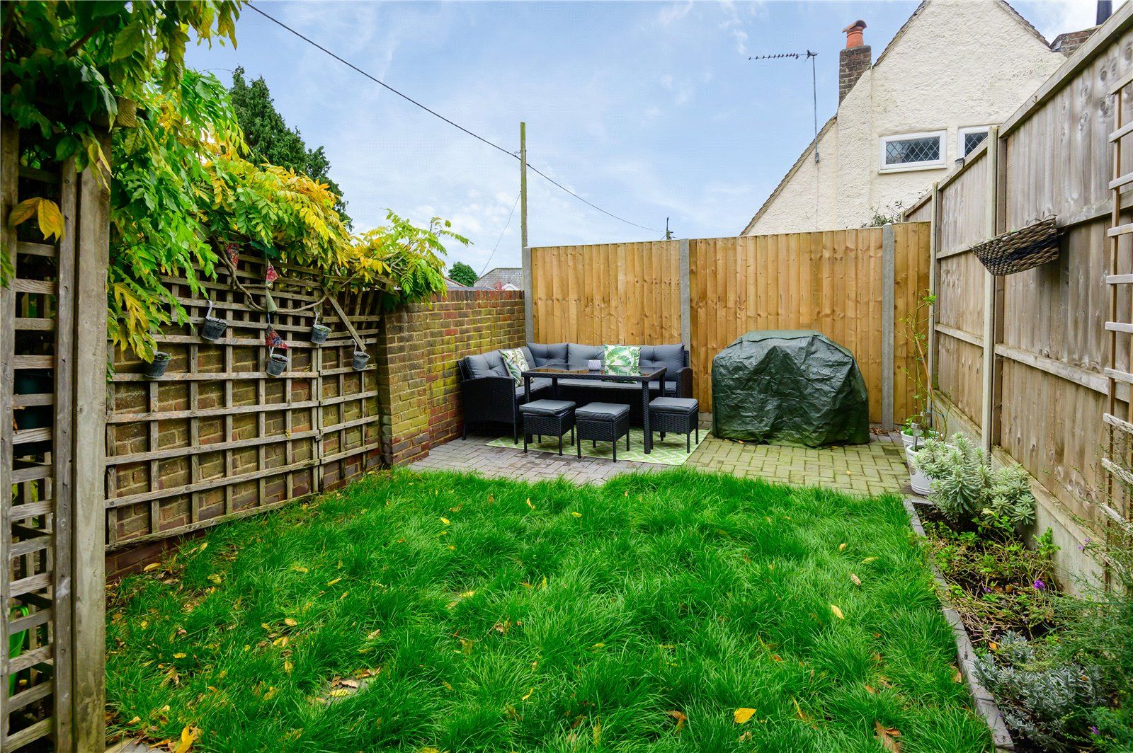 2 bed semidetached house for sale in Upper Hale Road, Farnham, Surrey