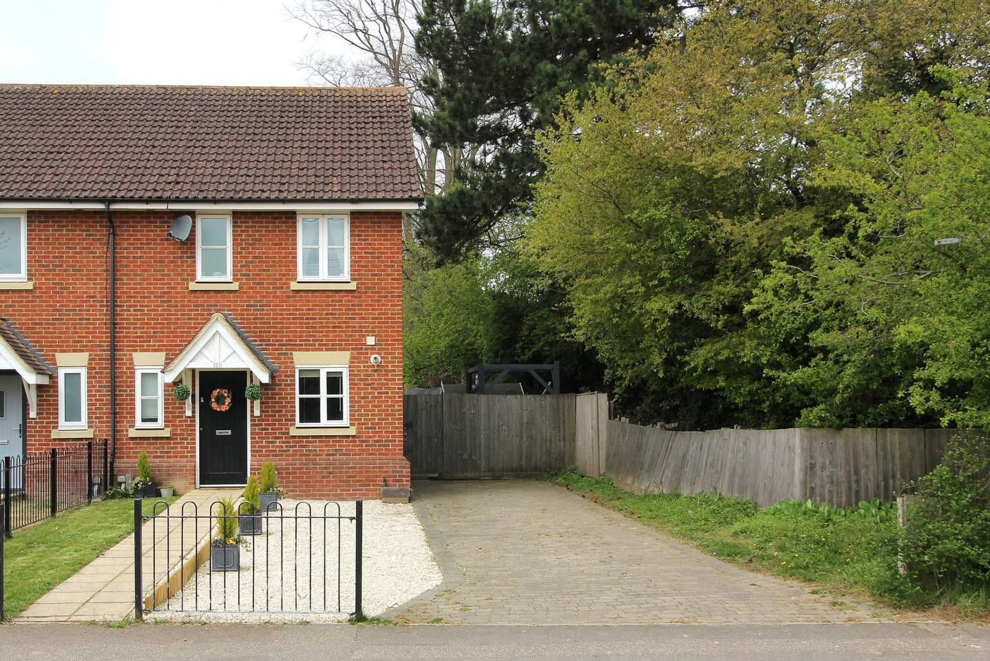 3 bed end terrace house for sale in Molrams Lane, Great Baddow