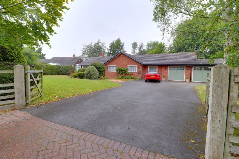 3 bed detached bungalow for sale in StoweByChartley, Stafford