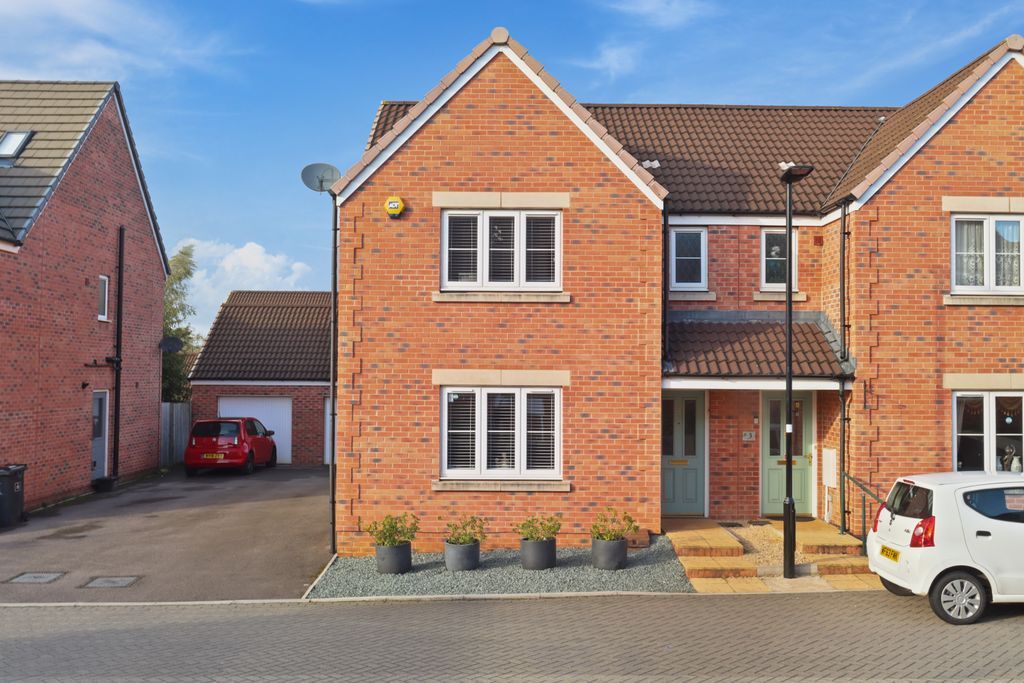 3 bed semidetached house for sale in Rowden Close, Coate, Swindon SN3