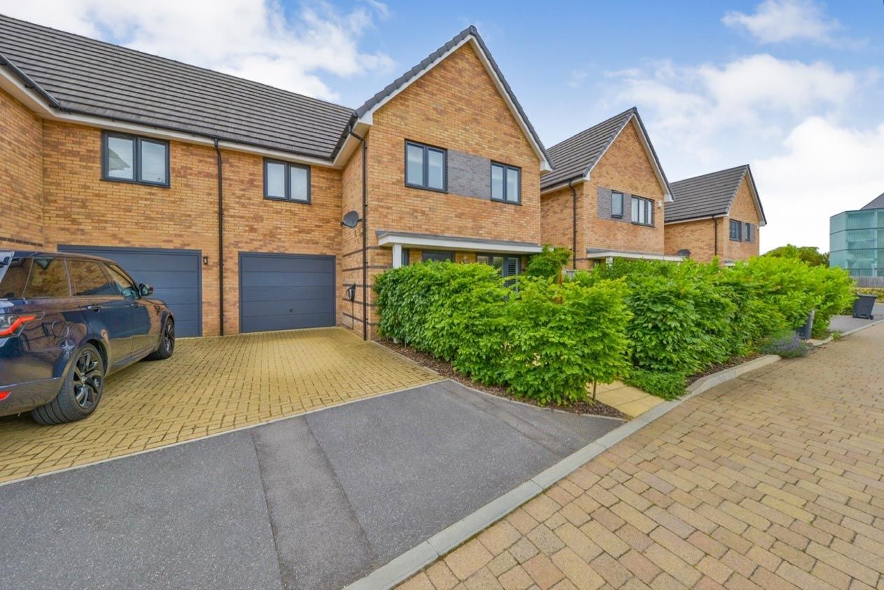 4 bed semidetached house for sale in Princes Avenue, Welwyn Garden