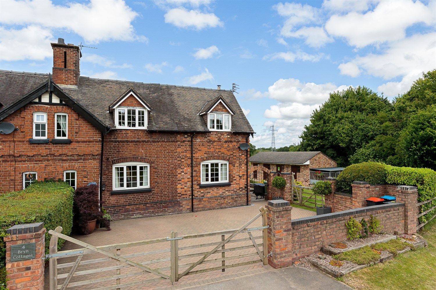 5 bed semidetached house for sale in Bryn Cottages, Warrington Road
