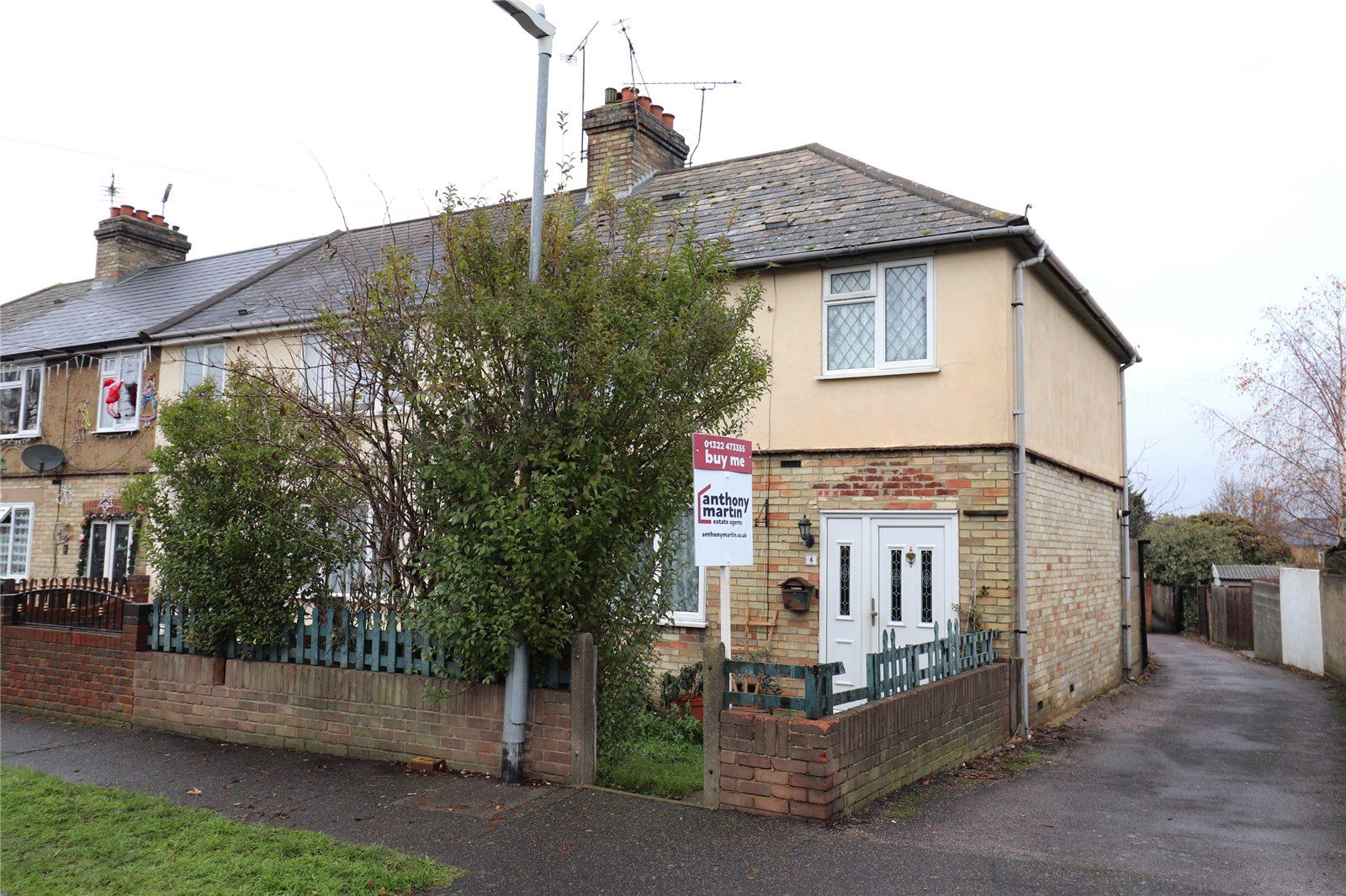 3 bed end terrace house for sale in Broad Road, Kent DA10