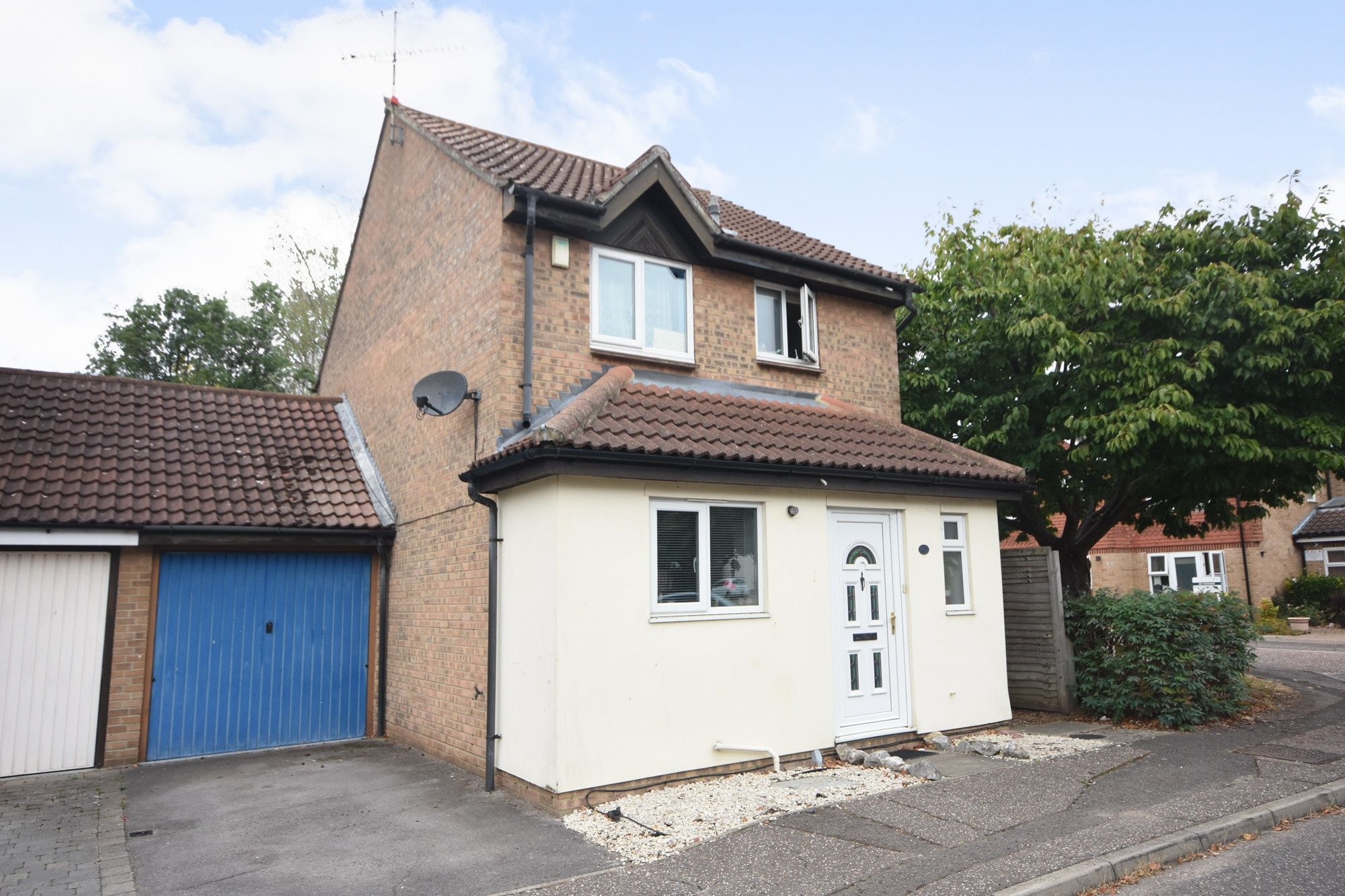 3 bed linkdetached house for sale in Hopkins Mead, Chelmsford CM2 Zoopla