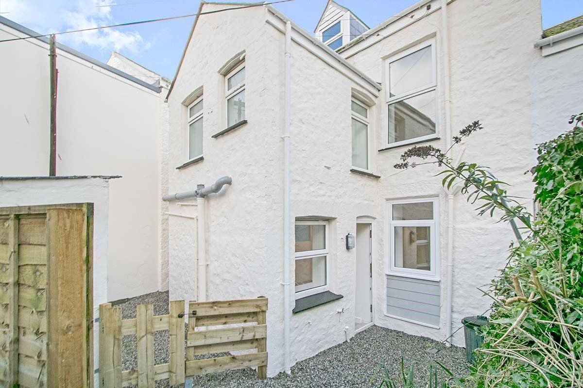 2 bed terraced house to rent in Cross Street, Camborne, Cornwall TR14