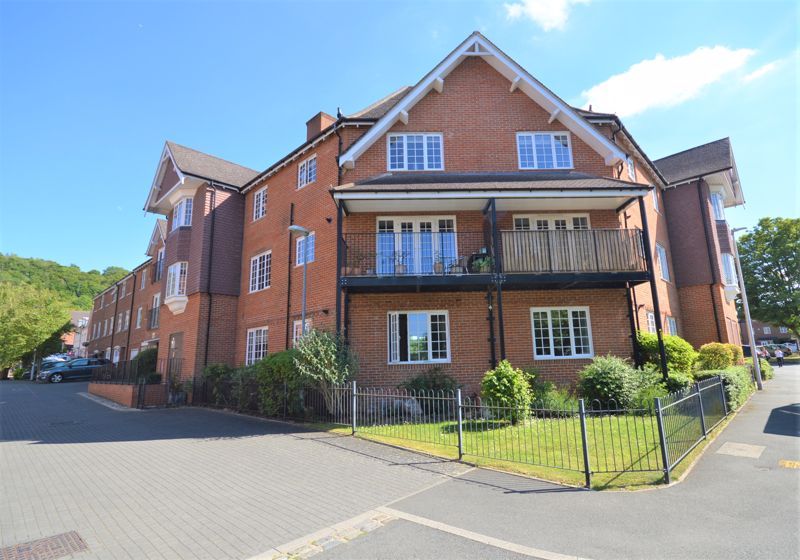 2 bed flat for sale in Wroughton Road, Halton Camp, Aylesbury HP22 Zoopla