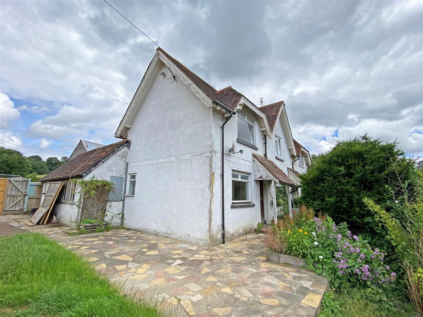 3 bed semidetached house for sale in Mid Street, South Nutfield