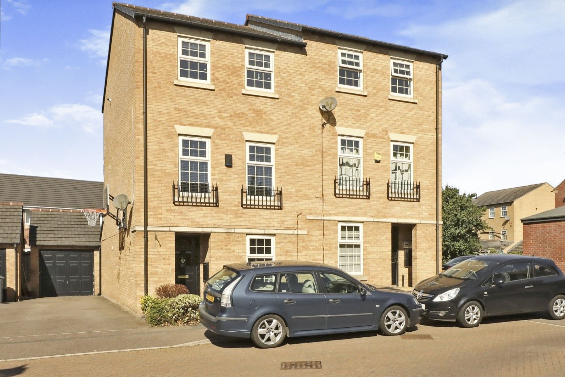 5 bed semidetached house for sale in Carlton Gate Drive, Kiveton Park