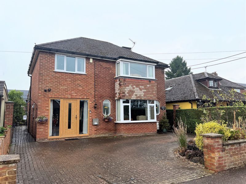 4 bed detached bungalow for sale in Marlow Road, Stokenchurch, High