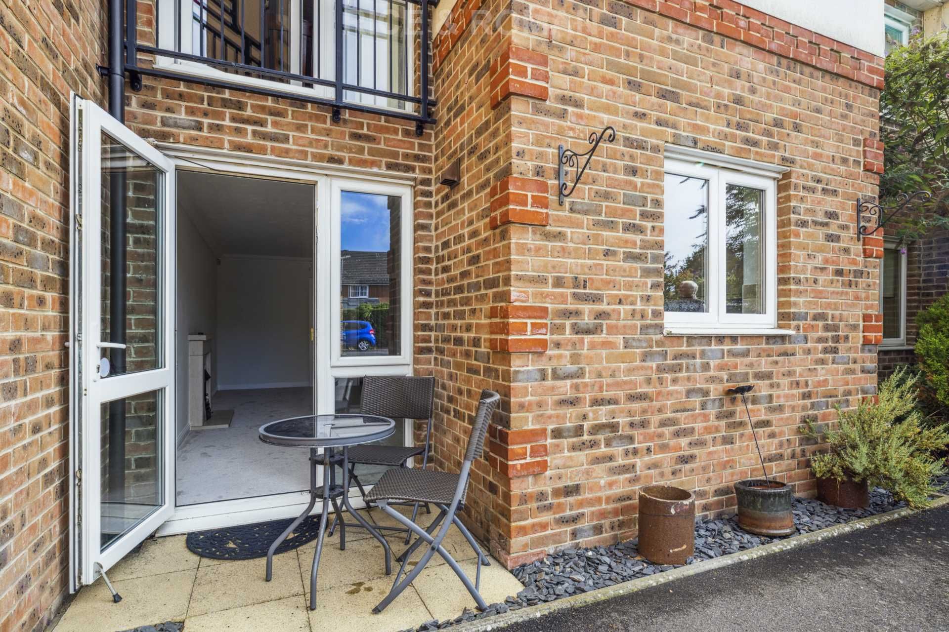 1 bed flat for sale in Matthews Lodge, Addlestone KT15 Zoopla