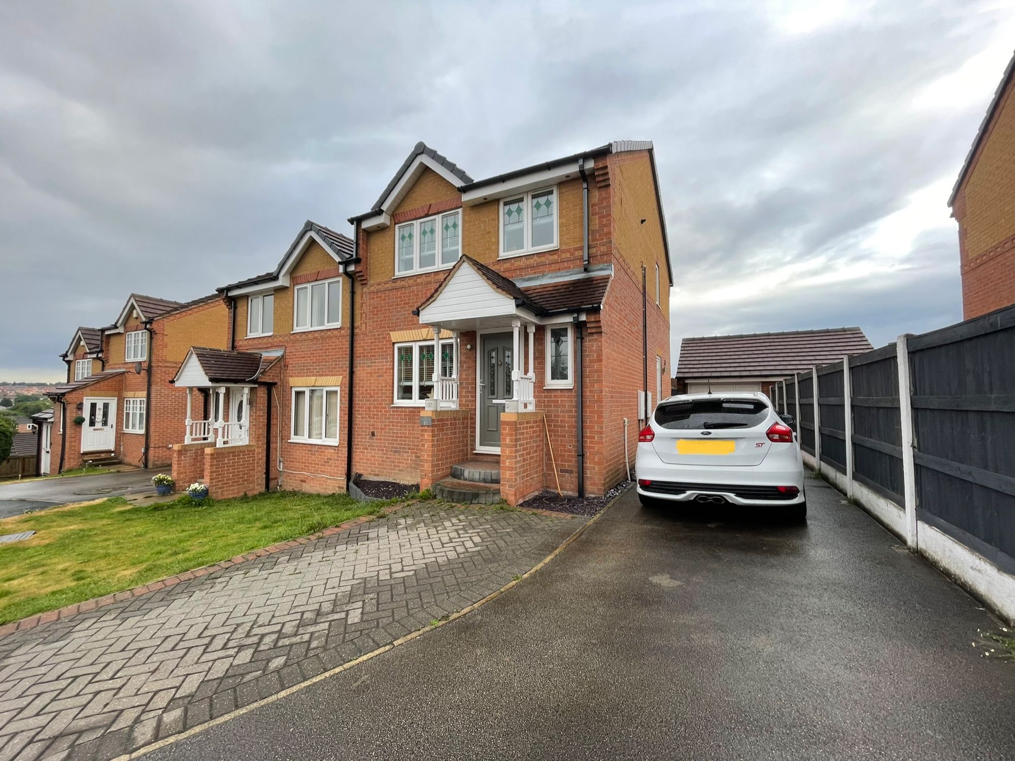 3 bed semidetached house for sale in Foxglove Folly, Alverthorpe