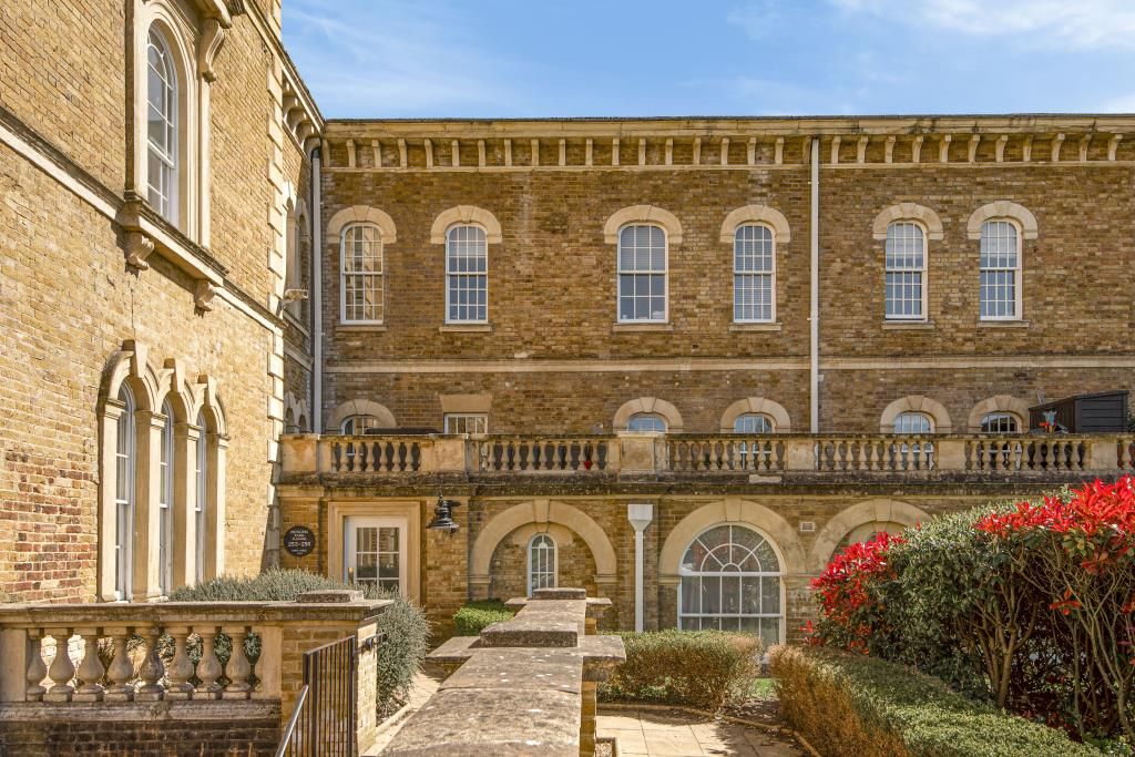 2 bed flat for sale in Princess Park Manor, Royal Drive N11 Zoopla