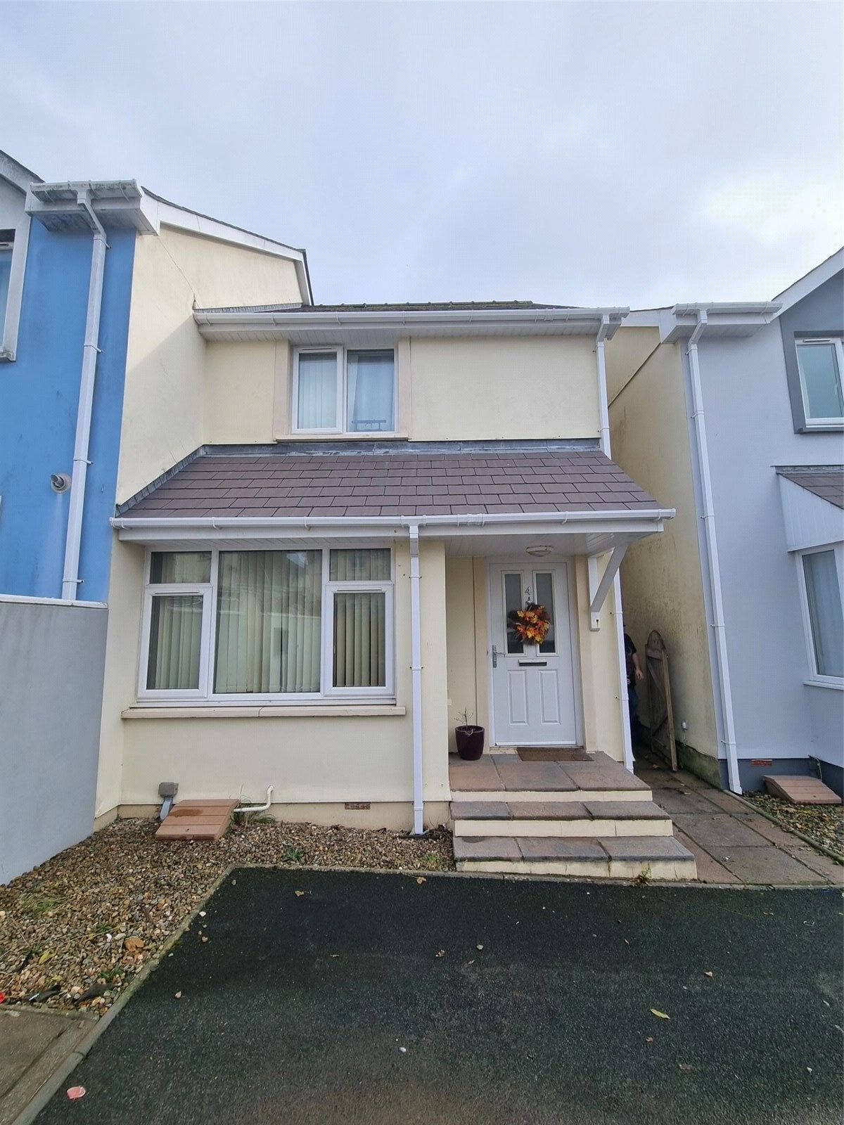3 bed semidetached house for sale in Pennar Court, Pembroke Dock, Pembrokeshire SA72 Zoopla
