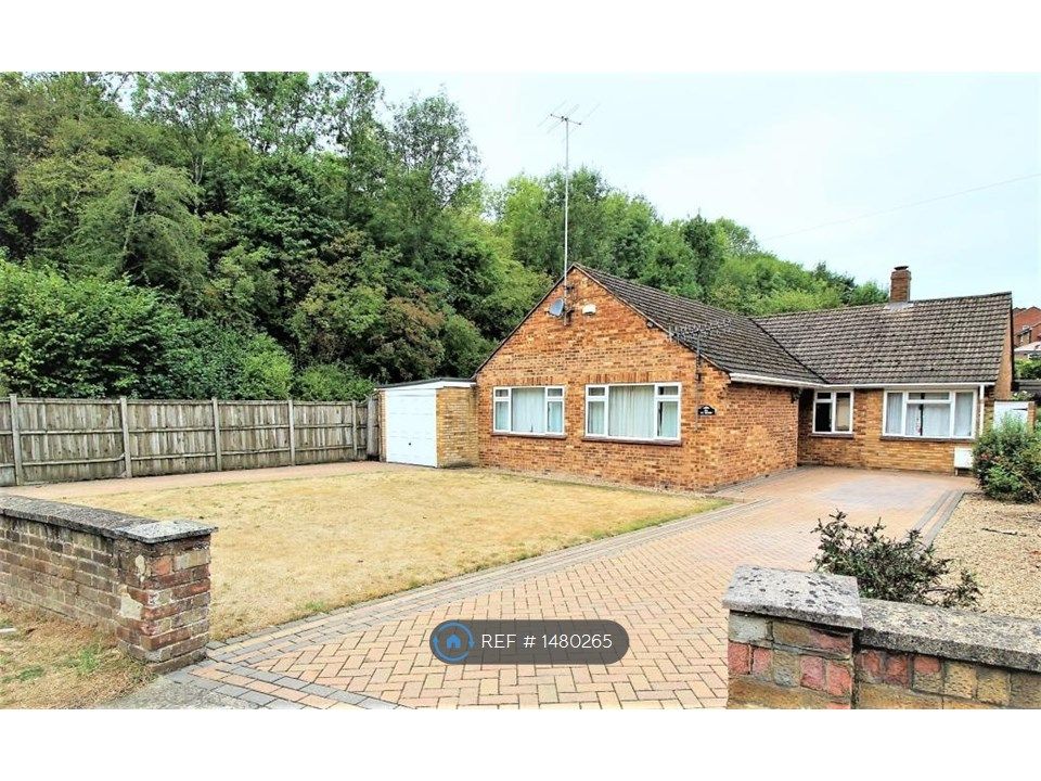 4 bed bungalow to rent in Micklefield Road, High HP13 Zoopla