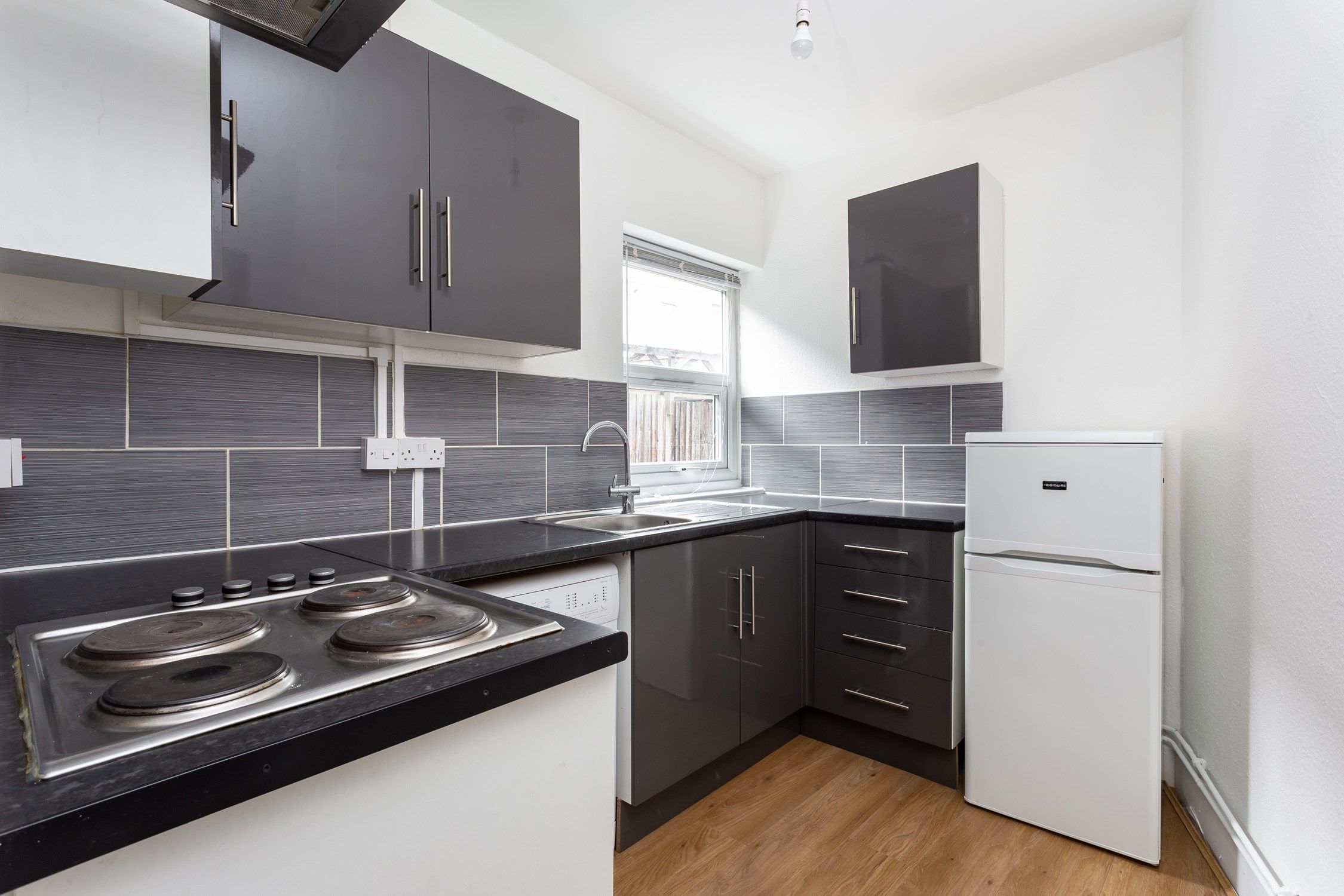 2 bed to rent in Barons Court, Connaught Road, Ilford IG1