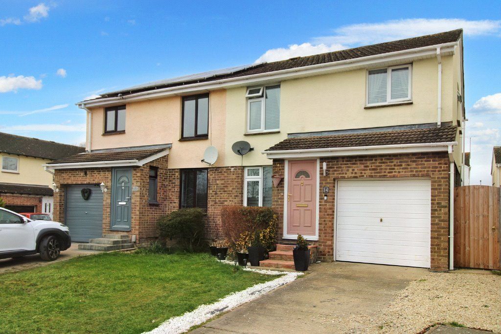 4 bed semidetached house for sale in Lambert Close, Freshbrook