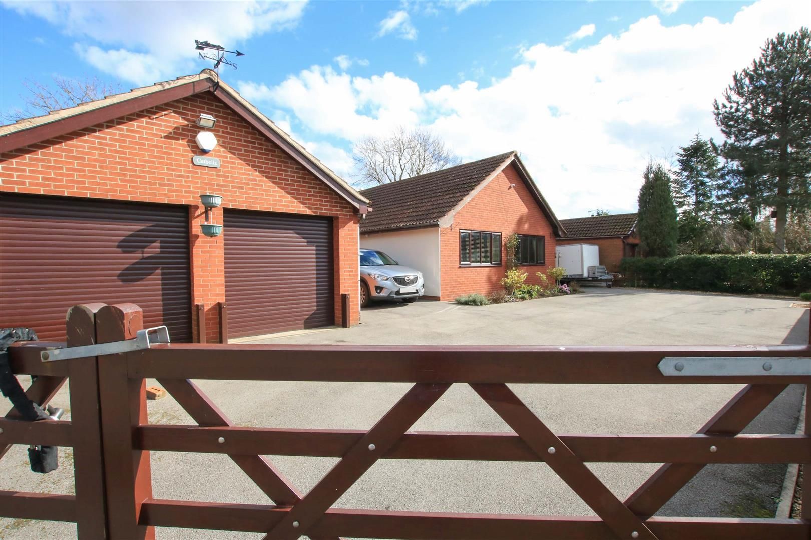 3 bed detached bungalow for sale in Dirty Lane, Fishlake, Doncaster DN7