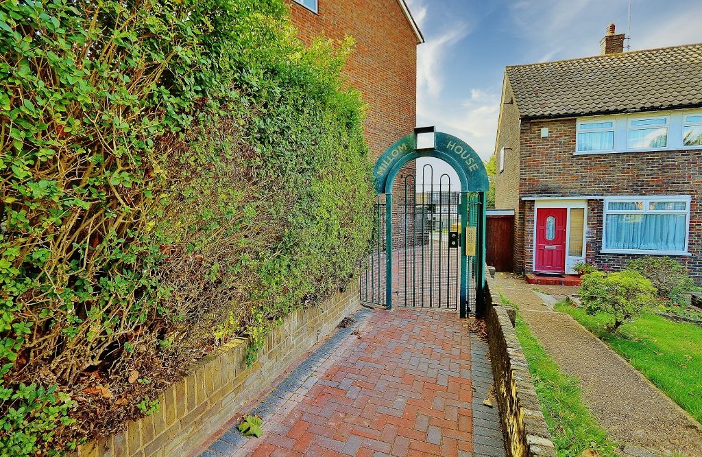 1 bed flat for sale in Trowbridge Road, Romford RM3 Zoopla