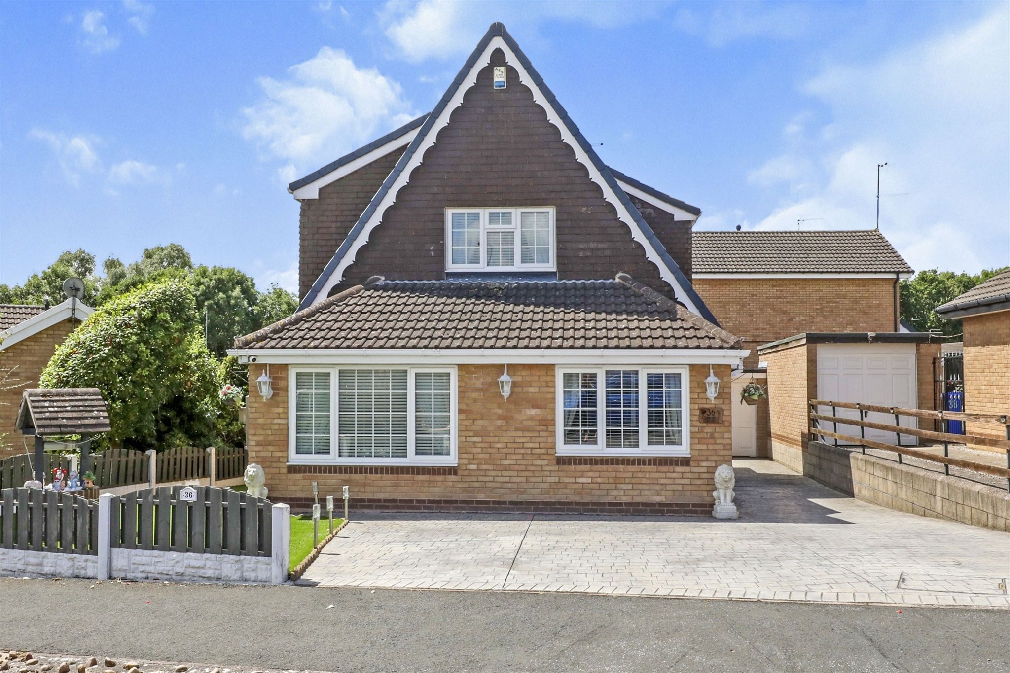 4 bed detached bungalow for sale in Cleeve Hill Gardens, Waterthorpe
