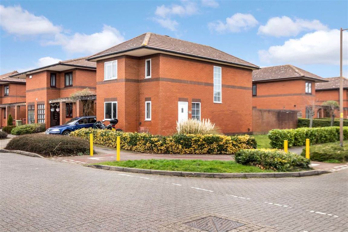 4 bed linkdetached house for sale in Lichfield Down, Walnut Tree