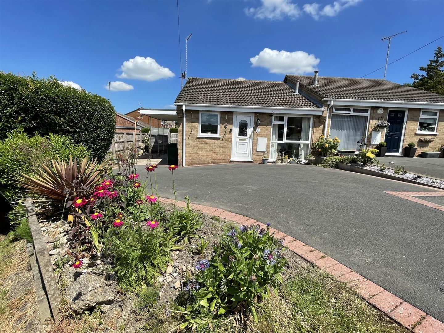 2 bed semidetached bungalow for sale in Clifton Close, Swadlincote