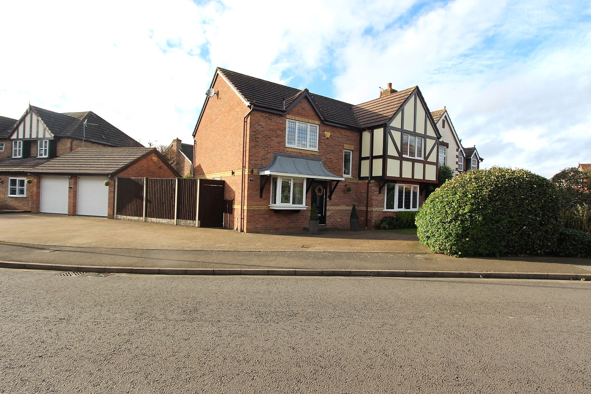 4 bed detached house for sale in Maple Leaf Drive, Marston Green