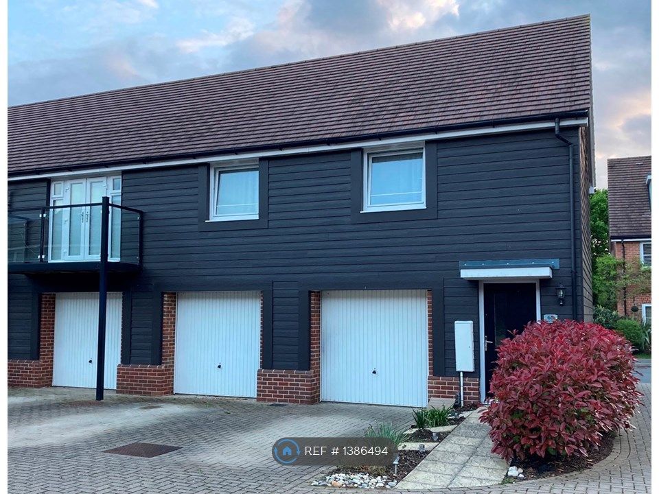 2 bed semidetached house to rent in Grant Drive, Church Crookham GU52